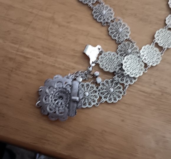 🌸 Metallic Silvertone Floral Belt - Picture 4 of 6